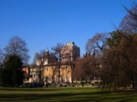 I Giardini di Guastalla con la it:Torre Velasca sullo sfondo, a Milano. Foto scattata da Stefano Trezzi.